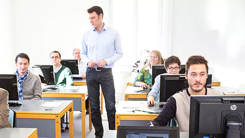 Text-Imageteaser_praesenz-seminare_16x9 Training & Certification image